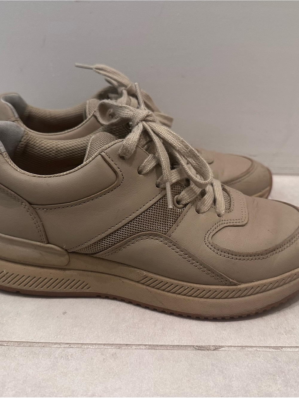 Woman’s Everlane Casual Lace-Up Sneakers in Beige